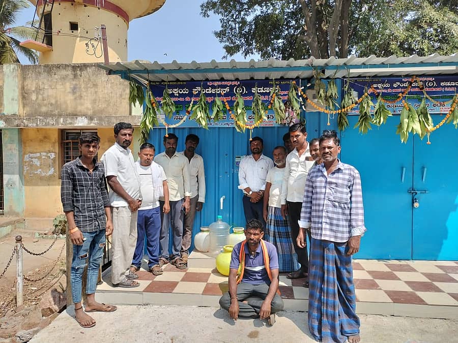 ಶಿರಹಟ್ಟಿ ಪಟ್ಟಣದ ಕನಕದಾಸ ಸರ್ಕಲ್ ಹತ್ತಿರದಲ್ಲಿ ನಿರ್ಮಾಣವಾದ ಶುದ್ಧ ಕುಡಿಯುವ ನೀರಿನ ಘಟಕವನ್ನು ಪ್ರಾರಂಭಿಸಬೇಕೆಂದು ಒತ್ತಾಯಿಸಿ ಸಂತೋಷ ಕುರಿ ಮಾತನಾಡಿದರು