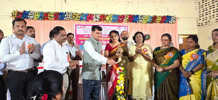 ಬೀದರ್‌ನಲ್ಲಿ ಮಂಗಳವಾರ ಹಮ್ಮಿಕೊಂಡಿದ್ದ ಅಂತರರಾಷ್ಟ್ರೀಯ ಮಹಿಳಾ ದಿನಾಚರಣೆಯನ್ನು ಹಿರಿಯ ಸಿವಿಲ್ ನ್ಯಾಯಾಧೀಶ ಸಿದ್ರಾಮಪ್ಪ ಕೆ.ಕನಕಟ್ಟೆ ಉದ್ಘಾಟಿಸಿದರು
