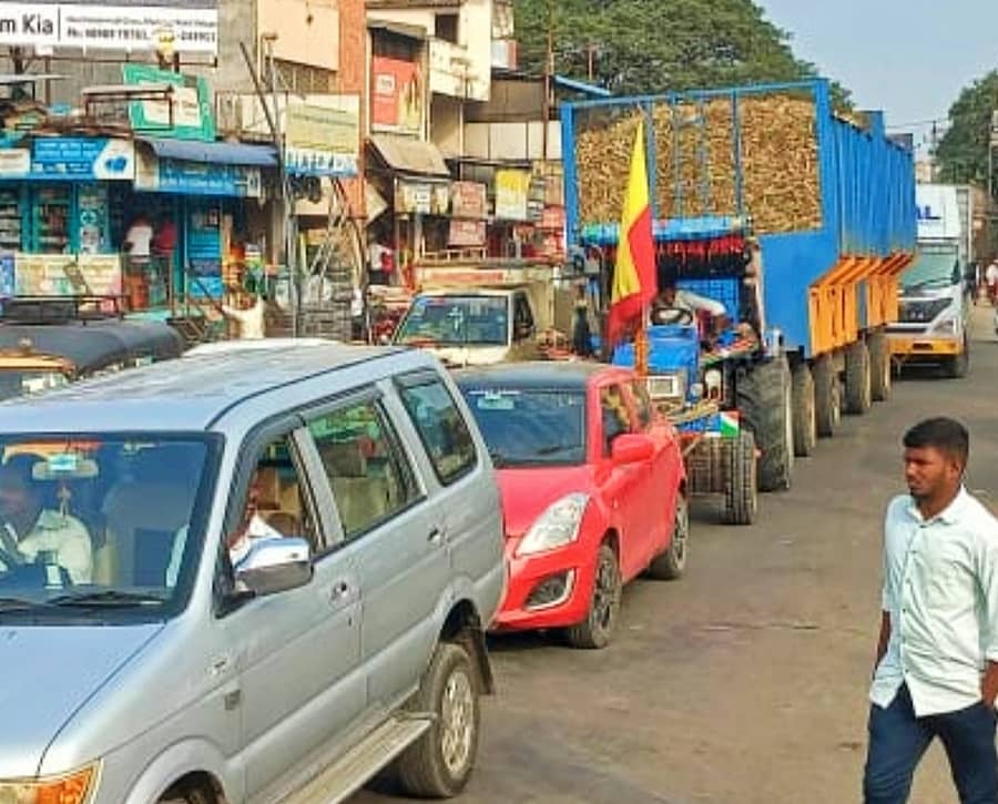 ಅಥಣಿ ಪಟ್ಟಣದಲ್ಲಿ ಸಂಚಾರ ದಟ್ಟಣೆಯ ಕಾರಣ ಸಾಲಾಗಿ ನಿಂತ ವಾಹನಗಳು – ಪ್ರಜಾವಾಣಿ ಚಿತ್ರ