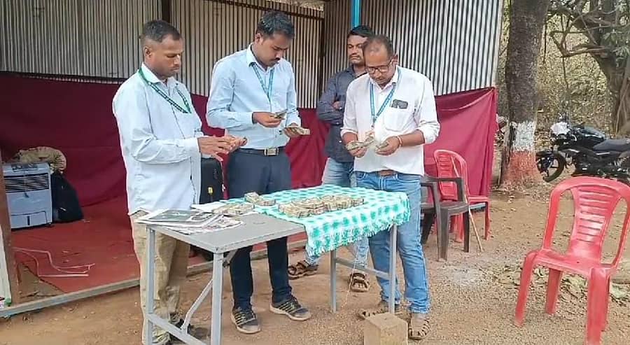 <div class="paragraphs"><p>ಖಾನಾಪುರ ತಾಲ್ಲೂಕಿನ ಕಣಕುಂಬಿ ಚೆಕ್ಪೋಸ್ಟ್ನಲ್ಲಿ ಶುಕ್ರವಾರ, ದಾಖಲೆಗಳಿಲ್ಲದ ₹7.98 ಲಕ್ಷ ಹಣವನ್ನು ಚುನಾವಣಾ ಸಿಬ್ಬಂದಿ ಹಾಗೂ ಪೊಲೀಸರ ತಂಡ ವಶಕ್ಕೆ ಪಡೆಯಿ</p></div>