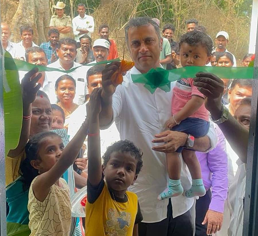 ಗೋಣಿಕೊಪ್ಪಲು ಬಳಿಯ ತಿತಿಮತಿ ಆಯಿರಸುಳಿ ಗಿರಿಜನ ಹಾಡಿಯ ಅಂಗನವಾಡಿ ಕೇಂದ್ರವನ್ನು ಶಾಸಕ ಎ.ಎಸ್.ಪೊನ್ನಣ್ಣ ಉದ್ಘಾಟಿಸಿದರು. ಪಿ.ಆರ್.ಪಂಕಜಾ, ಟಾಟುಮೊಣ್ಣಪ್ಪ ಪಾಲ್ಗೊಂಡಿದ್ದರು