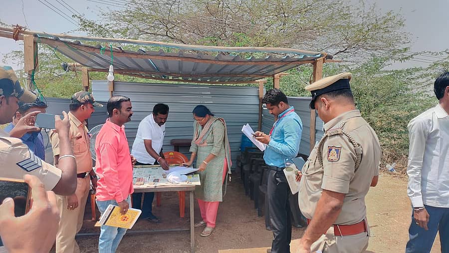 ಹುಣಸಗಿ ತಾಲ್ಲೂಕಿನ ಮಾಳನೂರು ಗ್ರಾಮದ ಗಡಿಭಾಗದಲ್ಲಿರುವ ಚೆಕ್ಪೋಸ್ಟ್ಗೆ ಜಿಲ್ಲಾಧಿಕಾರಿ ಡಾ. ಸುಶೀಲಾ ಭೇಟಿ ನೀಡಿ ಪರಿಶೀಲನೆ ನಡೆಸಿದರು