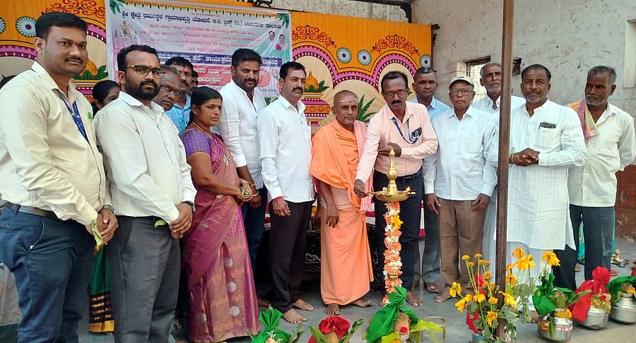 ರಾಮದುರ್ಗ ತಾಲ್ಲೂಕಿನ ಪಂಚಗಾವಿಯಲ್ಲಿ ಪಾಳು ಬಿದ್ದದ್ದ ಕೆರೆ ಪುನಶ್ಚೇತನಗೊಳಿಸಿ ಪಂಚಾಯ್ತಿಗೆ ಹಸ್ತಾಂತರಿಸುವ ಕಾರ್ಯಕ್ರಮವನ್ನು ಧರ್ಮಸ್ಥಳ ಗ್ರಾಮಾಭಿವೃದ್ಧಿ ಯೋಜನೆಯ ಜಿಲ್ಲಾ ನಿರ್ದೇಶಕ ಲವಕುಮಾರ ಉದ್ಘಾಟಿಸಿದರು