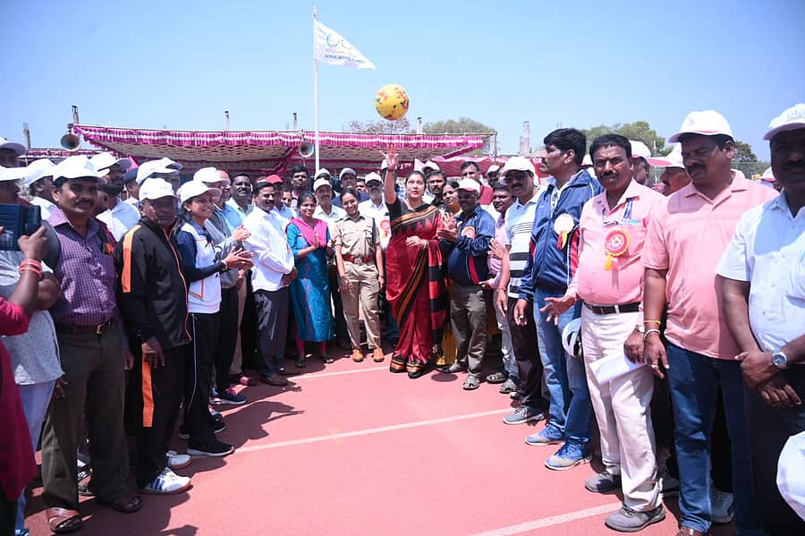 ಜಿಲ್ಲಾಧಿಕಾರಿ ಸಿ.ಟಿ.ಶಿಲ್ಪಾ ನಾಗ್ ಅವರು ಥ್ರೋಬಾಲ್ ಎಸೆಯುವುದರ ಮೂಲಕ ಸರ್ಕಾರಿ ನೌಕರರ ಕ್ರೀಡಾಕೂಟಕ್ಕೆ ಚಾಲನೆ ನೀಡಿದರು. ಎಸ್ಪಿ ಪದ್ಮಿನಿ ಸಾಹು ಸೇರಿದಂತೆ ಅಧಿಕಾರಿಗಳು, ಸಿಬ್ಬಂದಿ ಭಾಗವಹಿಸಿದ್ದರು