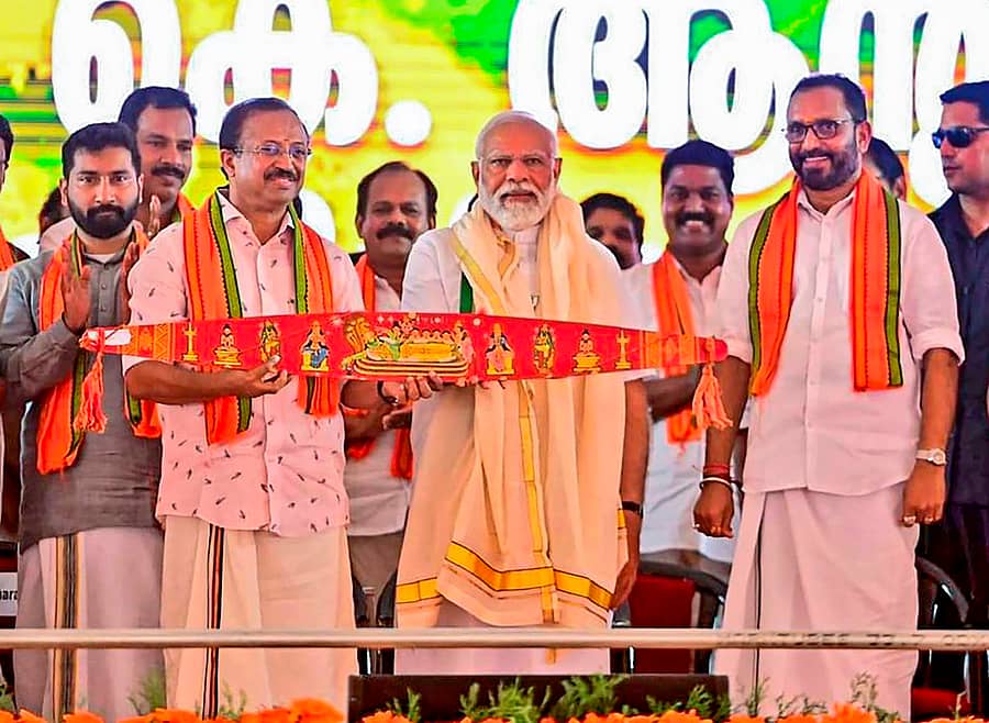 <div class="paragraphs"><p>ಕೇರಳದ ಪತ್ತನಂತಿಟ್ಟದಲ್ಲಿ ಶುಕ್ರವಾರ ನಡೆದ ಸಾರ್ವಜನಿಕ ಸಭೆಯಲ್ಲಿ ಕೇಂದ್ರ ಸಚಿವ ವಿ. ಮುರಳೀಧರನ್ ಅವರು ಕೇರಳದ ಸಂಸ್ಕೃತಿ ಮತ್ತು ಸಂಪ್ರದಾಯವನ್ನು ಸಂಕೇತಿಸುವ ಒನವಿಲ್ಲುವನ್ನು ಪ್ರಧಾನಿ ನರೇಂದ್ರ ಮೋದಿ ಅವರಿಗೆ ನೀಡಿ ಸನ್ಮಾನಿಸಿದರು </p></div>