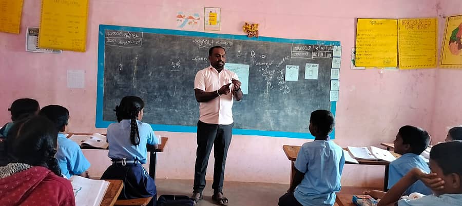 ವಿದ್ಯುಚ್ಛಕ್ತಿ ಹಾಗೂ ಸರಳ ಮಂಡಲದ ಬಗ್ಗೆ ವಿದ್ಯಾರ್ಥಿಗಳಿಗೆ ಪ್ರಾಯೋಗಿಕವಾಗಿ ತಿಳಿಸಿಕೊಡುತ್ತಿರುವ ವಿಜ್ಞಾನ ಶಿಕ್ಷಕ ಮಾದೇಶ್