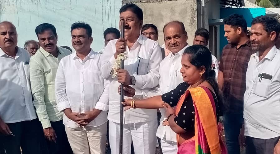 ಯಳಂದೂರು ತಾಲ್ಲೂಕಿನ ಉಪ್ಪಿನಮೋಳೆ ಗ್ರಾಮದಲ್ಲಿ ಶನಿವಾರ ಶುದ್ಧ ನೀರಿ‌ನ ಘಟಕ ನಿರ್ಮಾಣ ಕಾಮಗಾರಿಗೆ  ಶಾಸಕ ರಾದ ಎ.ಆರ್.ಕೃಷ್ಣಮೂರ್ತಿ ಹಾಗೂ ಸಿ.ಪುಟ್ಟರಂಗಶೆಟ್ಟಿ ಚಾಲನೆ ನೀಡಿದರು. ಗ್ರಾಮಪಂಚಾಯಿತಿ ಅಧ್ಯಕ್ಷೆ ಮೀನಾ, ಸದಸ್ಯರು  ಭಾಗವಹಿಸಿದ್ದರು.