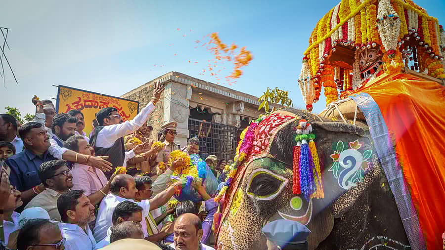 <div class="paragraphs"><p>ಜಿಲ್ಲಾ ಉಸ್ತುವಾರಿ ಸಚಿವ ಶಿವರಾಜ್ ಎಸ್.ತಂಗಡಗಿ ಅವರು ಕನಕಾಚಲ ಲಕ್ಷ್ಮೀ ನರಸಿಂಹಸ್ವಾಮಿಗೆ ಪುಷ್ಪಾರ್ಚನೆ ಮಾಡುವ ಮೂಲಕ ಮೆರವಣಿಗೆಗೆ ಚಾಲನೆ ನೀಡಿದರು.</p></div>