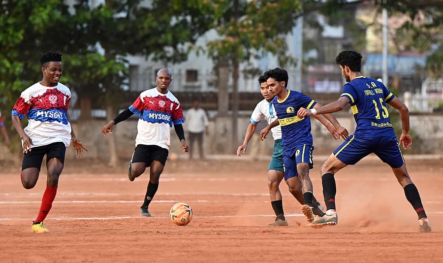 ಬಿವಿಎಸ್ ಟ್ರೋಫಿ ಫುಟ್ಬಾಲ್ ಟೂರ್ನಿಯ ಬುಧವಾರದ ಪಂದ್ಯದಲ್ಲಿ ಮೈಸೂರು ಇಲೆವನ್ (ಎಡ) ಹಾಗೂ ಎಸ್.ಎ ಫುಟ್ಬಾಲ್ ಅಕಾಡೆಮಿ ತಂಡಗಳ ಆಟಗಾರರು ಚೆಂಡಿಗಾಗಿ ಪೈಪೋಟಿ ನಡೆಸಿದರು –ಪ್ರಜಾವಾಣಿ ಚಿತ್ರ /ಫಕ್ರುದ್ದೀನ್ ಎಚ್