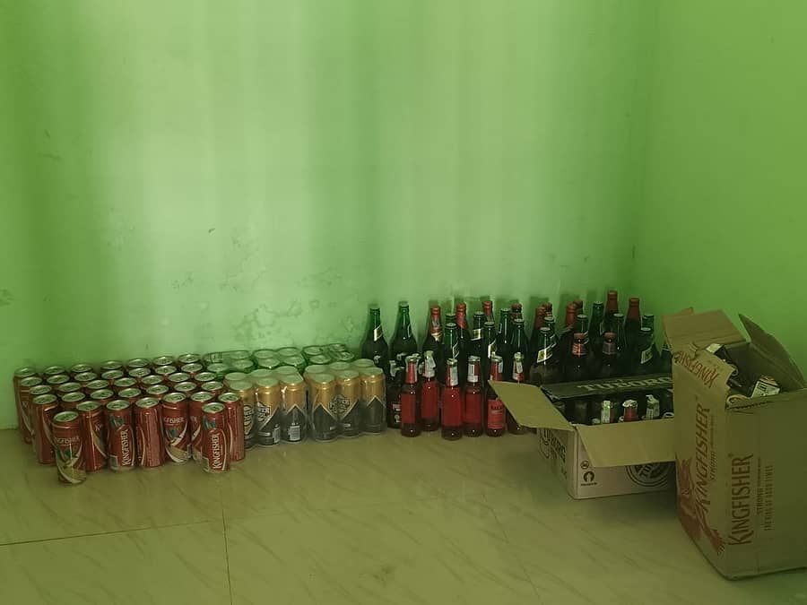 ಸಂತೇಬಾಚಹಳ್ಳಿ ಹೋಬಳಿಯ ಚೋಟ್ಟನಹಳ್ಳಿ ಗೇಟ್ ಬಳಿ ಅಕ್ರಮ ಸಂಗ್ರಹಿಸಲಾಗಿದ್ದ ಮದ್ಯವನ್ನು ಪೊಲೀಸರು ವಶಕ್ಕೆ ಪಡೆದರು.