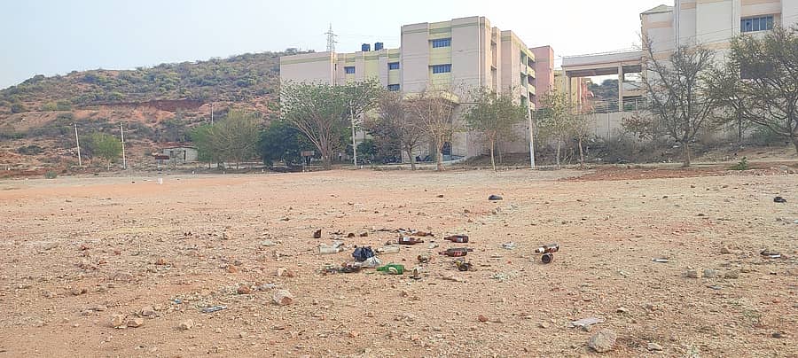 ಗಂಗಾವತಿ ನಗರದ ಎಂಜಿನಿಯರಿಂಗ್ ಕಾಲೇಜಿನ ಮುಂಭಾಗದ ಶ್ರೀರಾಮುಲು ಕಾಲೇಜಿನ ಮೈದಾನದಲ್ಲಿ ಮದ್ಯಪಾನ ಮಾಡಿ ಬಾಟಲ್ ಒಡೆದಿರುವುದು