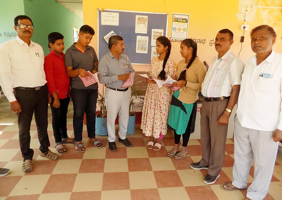 ಹಳೇಬೀಡಿನ ಕರ್ನಾಟಕ ಪಬ್ಲಿಕ್ ಶಾಲೆಯ ಎಸ್ಸೆಸ್ಸೆಲ್ಸಿ ವಿದ್ಯಾರ್ಥಿಗಳಿಗೆ ಕ್ಷೇತ್ರ ಶಿಕ್ಷಣಾಧಿಕಾರಿ ಕೆ.ಪಿ. ನಾರಾಯಣ್ ಅವರು ಟಾರ್ಗೆಟ್– 40 ಪುಸ್ತಕದ ಕುರಿತು ಮಾಹಿತಿ ನೀಡಿದರು