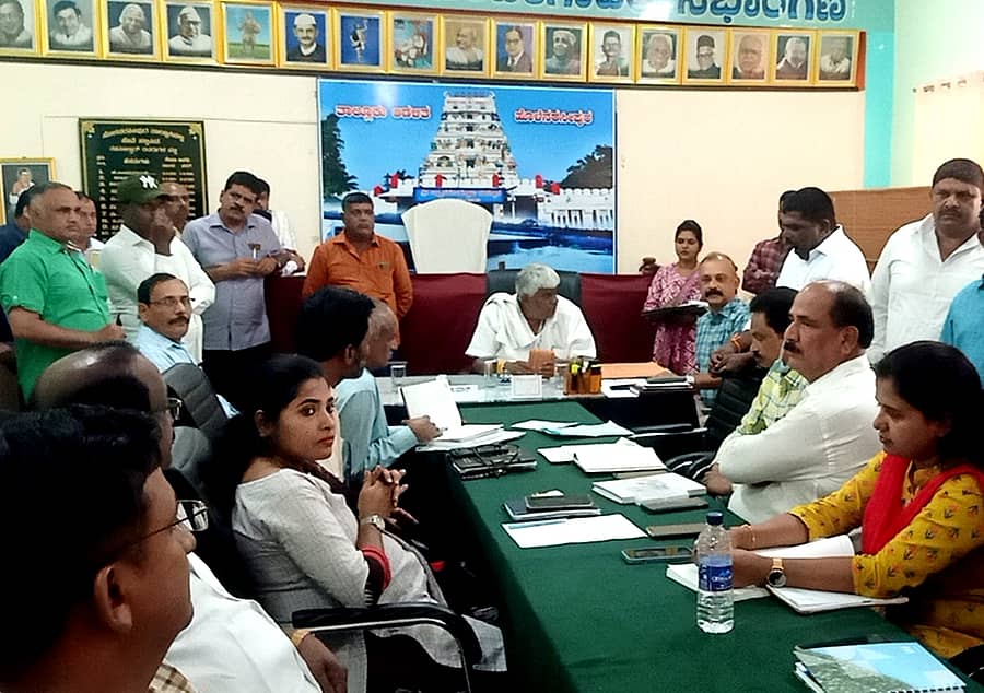 ಹೊಳೆನರಸೀಪುರದ ತಾಲ್ಲೂಕು ಕಚೇರಿಯಲ್ಲಿ ಶಾಸಕ ಎಚ್.ಡಿ.ರೇವಣ್ಣ ಅಧ್ಯಕ್ಷತೆಯಲ್ಲಿ ಜಾತ್ರಾ ಮಹೋತ್ಸವ ಪೂರ್ವಭಾವಿ ಸಭೆ ನಡೆಯಿತು