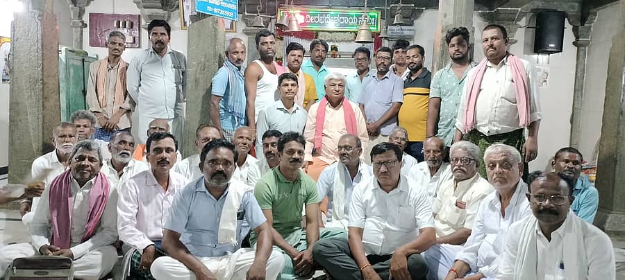 ಹೂವಿನಹಡಗಲಿ ತಾಲ್ಲೂಕು ಹೊಳಲು ಗ್ರಾಮದ ವೀರಭದ್ರೇಶ್ವರ ದೇವಸ್ಥಾನದಲ್ಲಿ ಜರುಗಿದ ಜಾತ್ರಾ ಸಿದ್ದತಾ ಸಭೆಯಲ್ಲಿ ಭಾಗವಹಿಸಿದ್ದ ಸಮಿತಿಯ ಪದಾಧಿಕಾರಿಗಳು