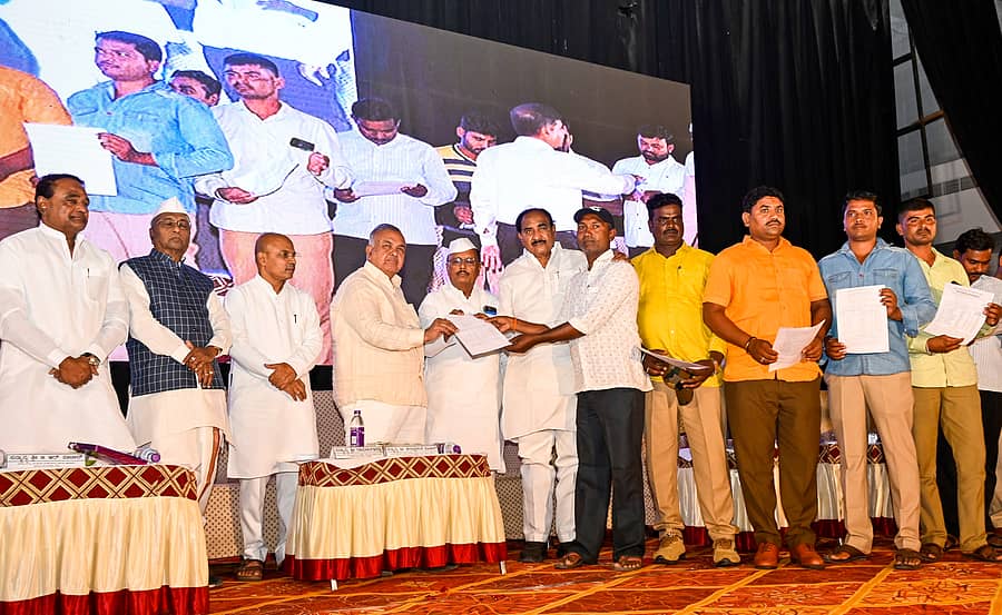 <div class="paragraphs"><p>ಕಲಬುರಗಿಯಲ್ಲಿ ಮಂಗಳವಾರ ನಡೆದ ಕಾರ್ಯಕ್ರಮದಲ್ಲಿ ಸಚಿವ ರಾಮಲಿಂಗಾರೆಡ್ಡಿ, ಶಾಸಕರಾದ ಬಿ.ಆರ್.ಪಾಟೀಲ, ಅಲ್ಲಮಪ್ರಭು ಪಾಟೀಲ ಅವರು ಕೆಕೆಆರ್ಟಿಸಿಯ ಚಾಲಕ ಮತ್ತು ಚಾಲಕ ಕಂ ನಿರ್ವಾಹಕ ಹುದ್ದೆಗಳಿಗೆ ಆಯ್ಕೆಯಾದವರಿಗೆ ನೇಮಕಾತಿ ಆದೇಶ ಪತ್ರ ನೀಡಿದರು.  </p></div>