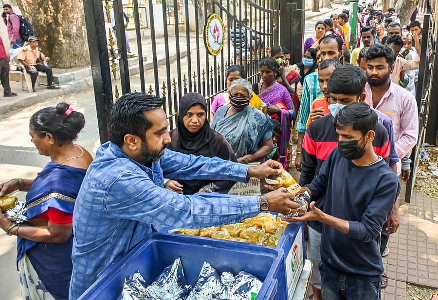 ಆಸ್ಪತ್ರೆಗಳಲ್ಲಿ ಚಿಕಿತ್ಸೆ ಪಡೆಯುತ್ತಿರುವ ರೋಗಿಗಳು ಹಾಗೂ ಅವರ ಸಂಬಂಧಿಕರಿಗೆ ಆಹಾರದ ಪೊಟ್ಟಣ್ಣಗಳನ್ನು ವಿತರಿಸುತ್ತಿರುವ ರೋಟಿ ಚಾರಿಟಿ ಟ್ರಸ್ಟ್‌ನ ಸೈಯ್ಯದ್ ಗುಲಾಬ್ –ಪ್ರಜಾವಾಣಿ ಚಿತ್ರ/ಪ್ರಶಾಂತ್‌ ಎಚ್.ಜಿ.