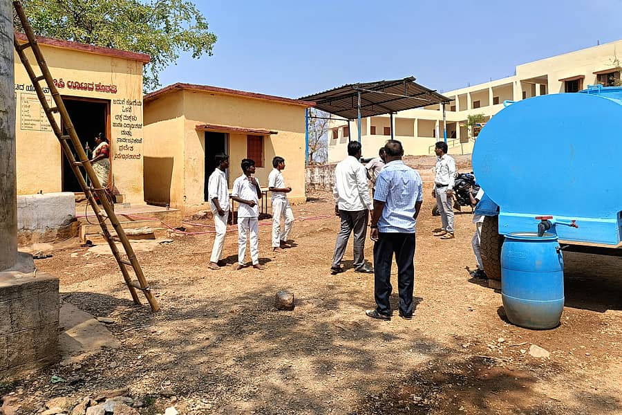 ಕವಿತಾಳ ಸಮೀಪದ ಪಾಮನಕಲ್ಲೂರು ಸರ್ಕಾರಿ ಪ್ರೌಢಶಾಲೆಗೆ ಟ್ಯಾಂಕರ್ ಮೂಲಕ ನೀರು ಪೂರೈಸುತ್ತಿರುವುದು.