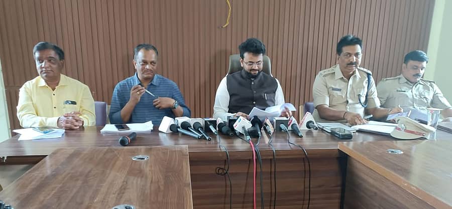 ಚಿಕ್ಕೋಡಿಯಲ್ಲಿ ನಡೆದ ಸುದ್ದಿಗೋಷ್ಠಿಯಲ್ಲಿ ಜಿ.ಪಂ ಮುಖ್ಯ ಕಾರ್ಯನಿರ್ವಾಹಕ ಅಧಿಕಾರಿ ರಾಹುಲ್ ಶಿಂಧೆ ಮಾತನಾಡಿದರು