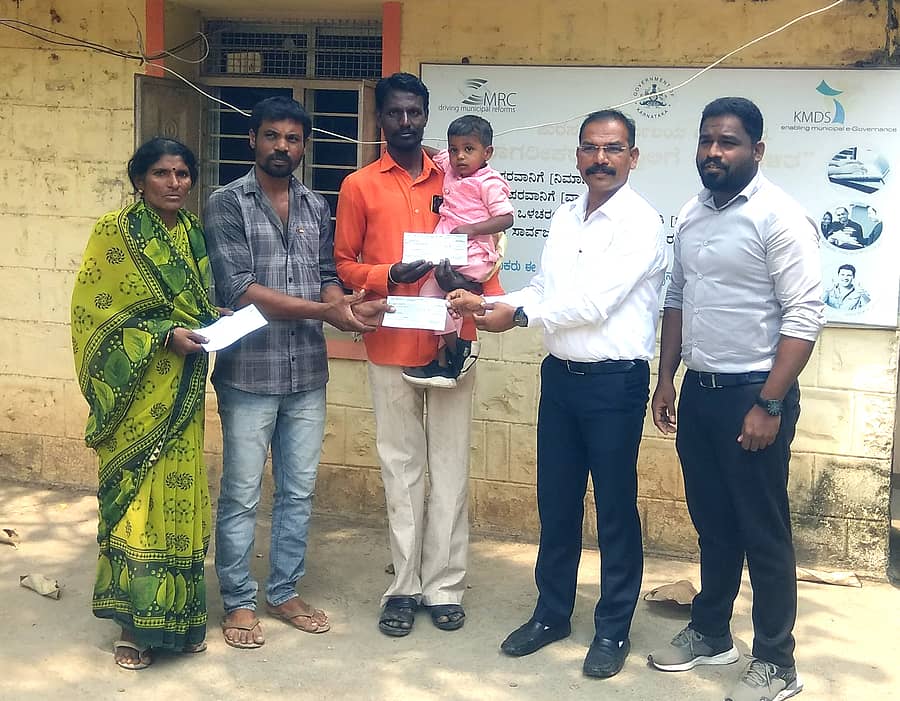 ಚಿತ್ತಾಪುರದಲ್ಲಿ ಈಚೆಗೆ ನಾಯಿ ಕಡಿತದಿಂದ ಗಾಯಗೊಂಡಿದ್ದ ಮೂವರು ಸಂತ್ರಸ್ತರಿಗೆ ಪುರಸಭೆ ಮುಖ್ಯಾಧಿಕಾರಿ ಸಂಜೀವ ಮಾಂಗ ಬುಧವಾರ ಪರಿಹಾರದ ಚೆಕ್ ವಿತರಣೆ ಮಾಡಿದರು