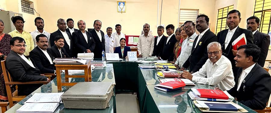 ಬಸವನಬಾಗೇವಾಡಿಯ ನ್ಯಾಯಾಲಯ ಸಂಕೀರ್ಣದಲ್ಲಿ ನ್ಯಾಯಾಧೀಶರಾದ ತಯ್ಯಾಬ ಸುಲ್ತಾನ ಅವರ ಸಮ್ಮುಖದಲ್ಲಿ ಲೋಕ ಅದಾಲತ ನಡೆಯಿತು