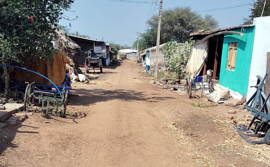 ರಾಮದುರ್ಗ ತಾಲ್ಲೂಕಿನ ಉಡಚಮ್ಮ ನಗರ ಗ್ರಾಮದಲ್ಲಿ ಡಾಂಬರು ಕಾಣದ ರಸ್ತೆ