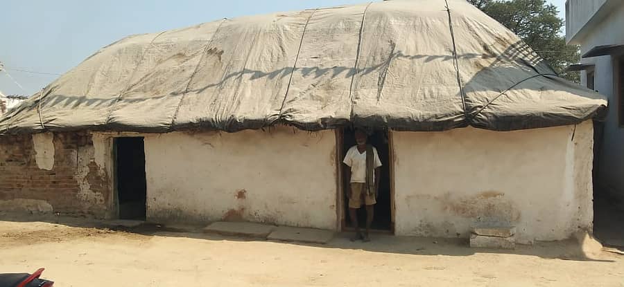 ಮುಳಬಾಗಿಲು ತಾಲ್ಲೂಕಿನ ಪುಣ್ಯಹಳ್ಳಿ ಗ್ರಾಮದಲ್ಲಿ ಬೀಳುವ ಸ್ಥಿತಿಯಲ್ಲಿರುವ ಮುನೆಪ್ಪ ದಂಪತಿಯ ಗುಡಿಸಿಲು ಮನೆ