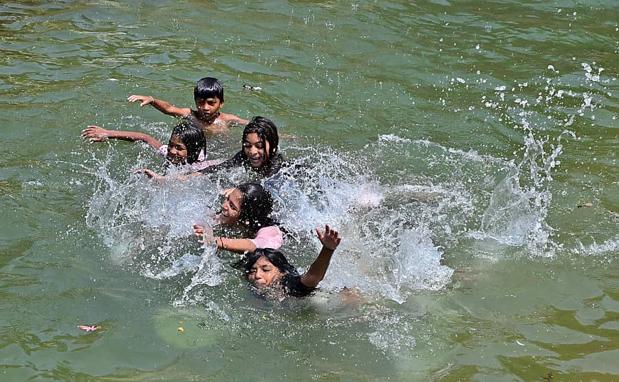 <div class="paragraphs"><p>ದಾವಣಗೆರೆ ನಗರದಾದ್ಯಂತ ಬಿಸಿಲ ಬೇಗೆ ಹೆಚ್ಚುತ್ತಿದ್ದು, ಬಿಸಿಲಿನಿಂದ ಪಾರಾಗಲು ಮಕ್ಕಳು ನಗರದ ಪಂಪ್‌ಹೌಸ್ ಬಳಿಯ ಭದ್ರಾ ನಾಲೆಯಲ್ಲಿ ಈಜಾಡುತ್ತಿದ್ದುದು ಗುರುವಾರ ಕಂಡುಬಂತು–</p></div>