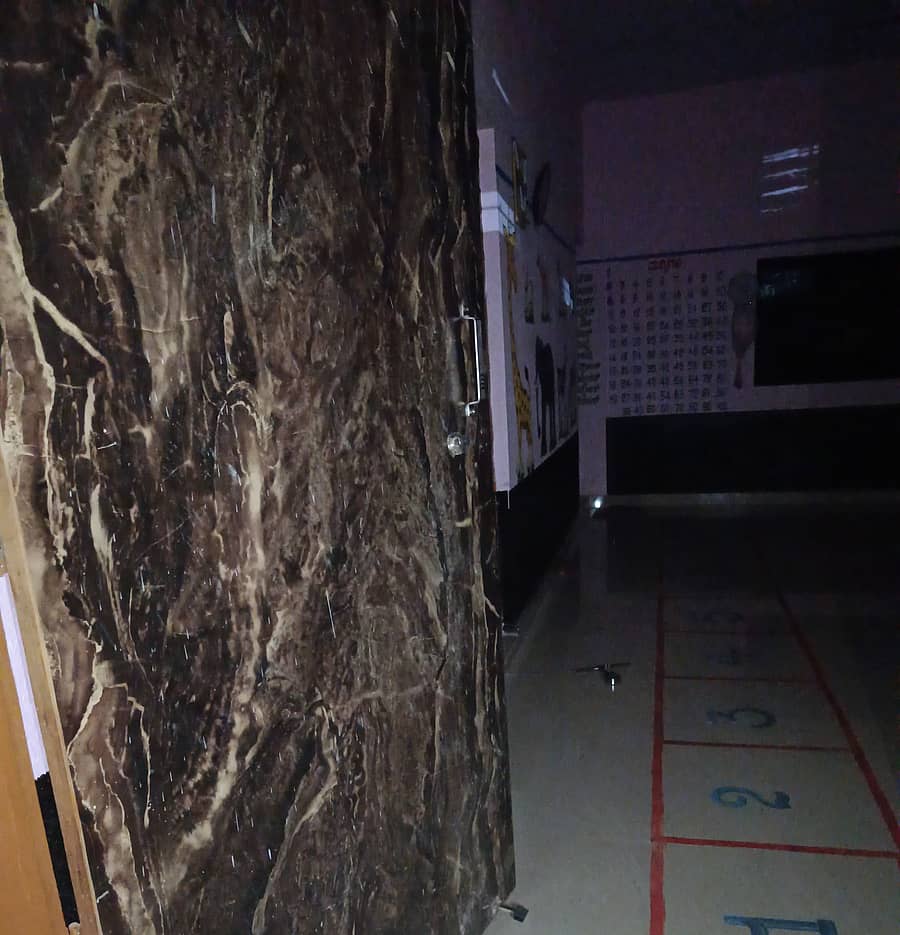 ದೇವದುರ್ಗ ಪಟ್ಟಣದ ಪಾಟೀಲ ಓಣಿ ಸರ್ಕಾರಿ ಹಿರಿಯ ಪ್ರಾಥಮಿಕ ಶಾಲೆ ಆವರಣದಲ್ಲಿನ ಅಂಗನವಾಡಿ ಕೇಂದ್ರದ ಬೀಗ ಮುರಿದಿರುವುದು