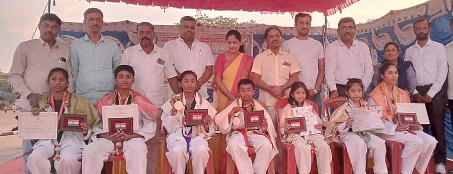ರಾಷ್ಟ್ರಮಟ್ಟದ ನಡೆದ ಟೇಕ್ವಾಂಡೊ ಸ್ಪರ್ಧೆಯಲ್ಲಿ ಭಾಗವಹಿಸಿ ಪದಕ ಗಳಿಸಿದ ರಾಮನಗರ ಜಿಲ್ಲಾ ಟೇಕ್ವಾಂಡೊ ಸಂಸ್ಥೆಯ ಕ್ರೀಡಾಪಟುಗಳಿಗೆ ನಗರದ ಜಿಲ್ಲಾ ಕ್ರೀಡಾಂಗಣದಲ್ಲಿ ಗಣ್ಯರು ಸನ್ಮಾನಿಸಿದರು