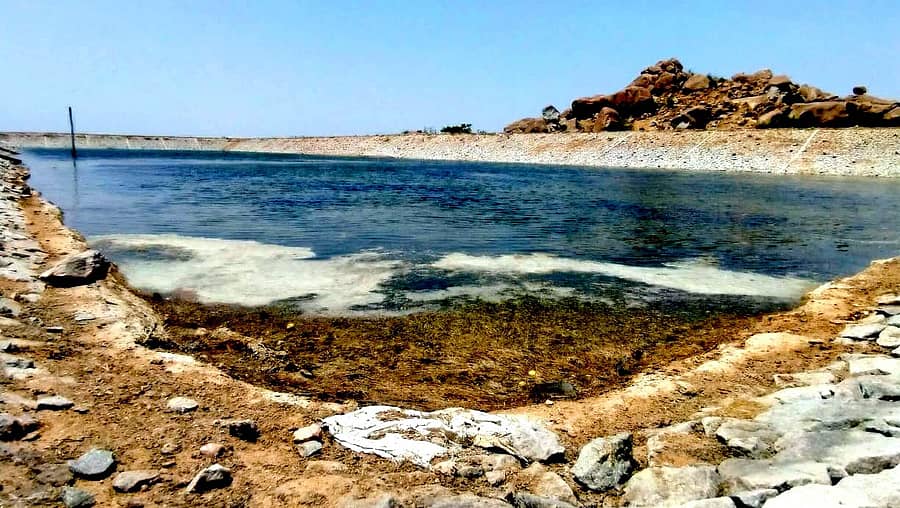 ಕುರುಗೋಡು ತಾಲ್ಲೂಕಿನ ಬಾದನಹಟ್ಟಿ ಗ್ರಾಮದಲ್ಲಿರ ಕುಡಿಯುವ ನೀರಿನ ಕೆರೆ ನೀರಿಲ್ಲದೆ ಒಣಗುವ ಹಂತ ತಲುಪಿರುವುದು