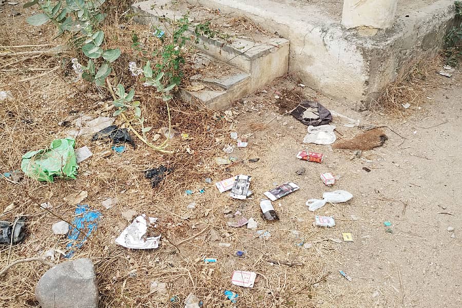 ಗುರುಮಠಕಲ್ ಪಟ್ಟಣದ ಸರ್ಕಾರಿ ಬಾಲಕರ ಪದವಿ ಪೂರ್ವ ಕಾಲೇಜು ಹಿಂದಿನ ಕಟ್ಟಡದ ಮುಂದೆ ಮದ್ಯದ ಖಾಲಿ ಬಾಟಲಿ ಮತ್ತು ಪ್ಯಾಕ್ಗಳು ಬಿದ್ದಿರುವುದು