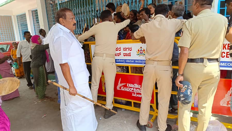 ಹಾಸನ ಜಿಲ್ಲೆಯ ಅರಸೀಕೆರೆ ಎಪಿಎಂಸಿಯಲ್ಲಿ ಶಾಸಕ ಕೆ.ಎಂ.ಶಿವಲಿಂಗೇಗೌಡ, ಶುಕ್ರವಾರ ಕೈಯಲ್ಲಿ ಲಾಠಿ ಹಿಡಿದು ಜನರನ್ನು ನಿಯಂತ್ರಿಸಿದರು.