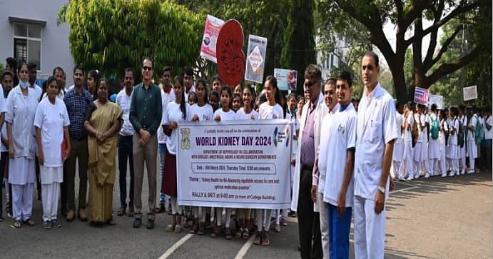 ಹುಬ್ಬಳ್ಳಿಯ ಕಿಮ್ಸ್ ಆಸ್ಪತ್ರೆಯಲ್ಲಿ ವಿಶ್ವ ಮೂತ್ರಪಿಂಡ ದಿನದ ಅಂಗವಾಗಿ ಈಚೆಗೆ ಜಾಗೃತಿ ಜಾಥಾ ನಡೆಯಿತು