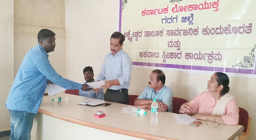 ಲಕ್ಷ್ಮೇಶ್ವರದಲ್ಲಿ ಸ್ಲಂ ಬೋರ್ಡ್ನಿಂದ ನಡೆಯುತ್ತಿರುವ ಮನೆ ನಿರ್ಮಾಣ ಕಾಮಗಾರಿ ಕುರಿತು ತನಿಖೆ ನಡೆಸಬೇಕು ಎಂದು ಆಗ್ರಹಿಸಿ ಬುಧವಾರ ಲೋಕಾಯಕ್ತ ಡಿವೈಎಸ್ಪಿ ವಿಜಯ ಬಿರಾದಾರ ಅವರಿಗೆ ಸದಾನಂದ ನಂದೆಣ್ಣವರ ಮನವಿ ಸಲ್ಲಿಸಿದರು