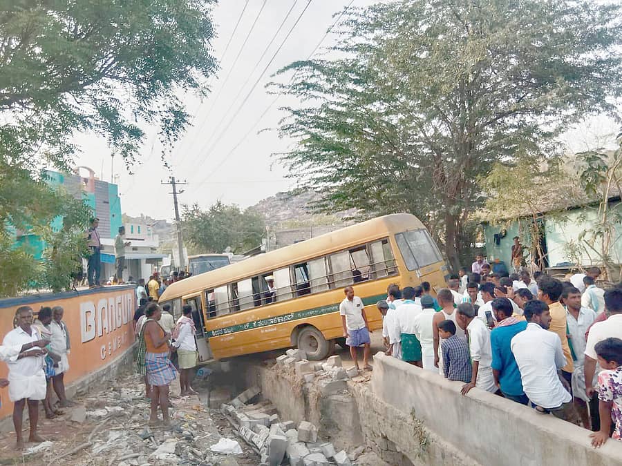 ಸಿಂಧನೂರು ತಾಲ್ಲೂಕಿನ ಸಾಲಗುಂದ ಗ್ರಾಮದಲ್ಲಿ ಖಾಸಗಿ ಶಾಲೆಯ ಬಸ್ ಶಾಲಾ ಮಕ್ಕಳ ಮೇಲೆ ಹರಿದು ಅಪಘಾತವುಂಟು ಮಾಡಿರುವ ಘಟನೆ ನಡೆದಿರುವ ದೃಶ್ಯ
