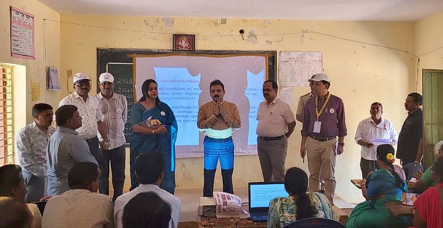 ಶಿಡ್ಲಘಟ್ಟದ ಸರ್ಕಾರಿ ಪ್ರೌಢಶಾಲೆಯಲ್ಲಿ ಮತಗಟ್ಟೆಗಳ ಅಧಿಕಾರಿಗಳಿಗೆ ಹಮ್ಮಿಕೊಂಡಿದ್ದ ತರಬೇತಿ ಕಾರ್ಯಕ್ರಮಕ್ಕೆ ಜಿಲ್ಲಾಧಿಕಾರಿ ಪಿ.ಎನ್.ರವೀಂದ್ರ ಭೇಟಿ ನೀಡಿದರು