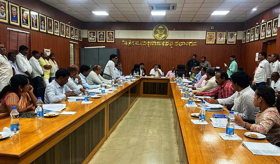 ದಾವಣಗೆರೆ–ಹರಿಹರ ನಗರಾಭಿವೃದ್ಧಿ ಪ್ರಾಧಿಕಾರದ ಸಭೆಯಲ್ಲಿ ಜಿಲ್ಲಾ ಉಸ್ತುವಾರಿ ಸಚಿವ ಎಸ್.ಎಸ್.ಮಲ್ಲಿಕಾರ್ಜುನ್, ಜಿಲ್ಲಾಧಿಕಾರಿ ಡಾ.ಎಂ.ವಿ.ವೆಂಕಟೇಶ್, ಶಾಸಕ ಬಿ.ಪಿ.ಹರೀಶ್ ಇತರರು ಇದ್ದರು.