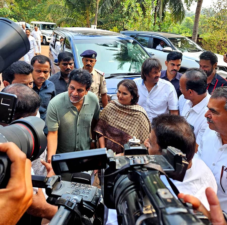 ಕುಂದಾಪುರ ಸಮೀಪದ ವಂಡ್ಸೆ ನೆಂಪುವಿನ ಮಾಜಿ ಶಾಸಕ ಬಿ.ಎಂ.ಸುಕುಮಾರ ಶೆಟ್ಟಿ ಅವರ ಮನೆಗೆ ಗುರುವಾರ ಸುದ್ದಿಗೋಷ್ಠಿಗಾಗಿ ಕನ್ನಡ ಚಲನಚಿತ್ರರಂಗದ ಹಿರಿಯ ನಟ ಡಾ.ಶಿವರಾಜ್ಕುಮಾರ ಭೇಟಿ ನೀಡಿದರು. ಗೀತಾ ಶಿವರಾಜ್ಕುಮಾರ, ಸಚಿವ ಮಧು ಬಂಗಾರಪ್ಪ ಮುಂತಾದವರಿದ್ದರು.