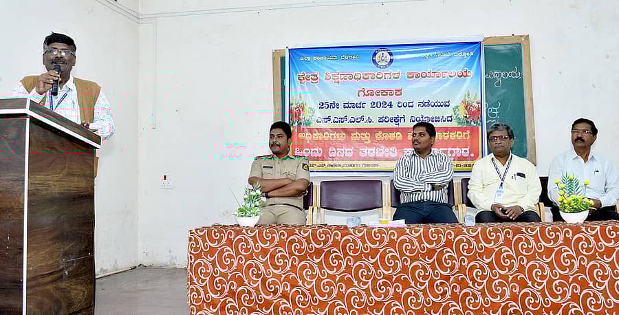 ಗೋಕಾಕ ಜೆ.ಎಸ್.ಎಸ್. ಕಾಲೇಜಿನಲ್ ನಡೆದ ಕಾರ್ಯಾಗಾರದಲ್ಲಿ ಬಿಇಒ ಜಿ.ಬಿ. ಬಳಗಾರ ಮಾತನಾಡಿದರು