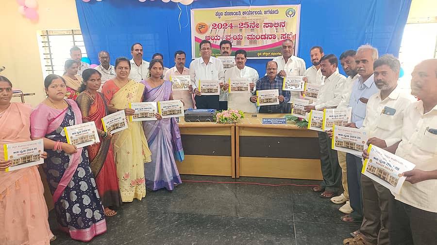 ಜಗಳೂರು ಪಟ್ಟಣ ಪಂಚಾಯಿತಿಯ 2024-25ನೇ ಸಾಲಿನ ಬಜೆಟ್ ಸಭೆಯಲ್ಲಿ ಶಾಸಕ ಬಿ.ದೇವೇಂದ್ರಪ್ಪ, ಆಡಳಿತಾಧಿಕಾರಿ ಚಂದ್ರಶೇಖರ್ ನಾಯ್ಕ, ಮುಖ್ಯಾಧಿಕಾರಿ ಲೋಕ್ಯಾನಾಯ್ಕ ಭಾಗವಹಿಸಿದ್ದರು.