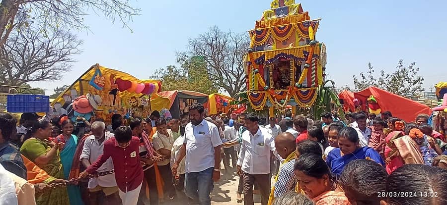 ಚಿಂತಾಮಣಿ ತಾಲ್ಲೂಕಿನ ಕೋಟಗಲ್ ಖಾದ್ರಿ ಲಕ್ಷ್ಮಿನರಸಿಂಹ ರಥೋತ್ಸವ ಸಂಭ್ರಮದಿಂದ ನಡೆಯಿತು