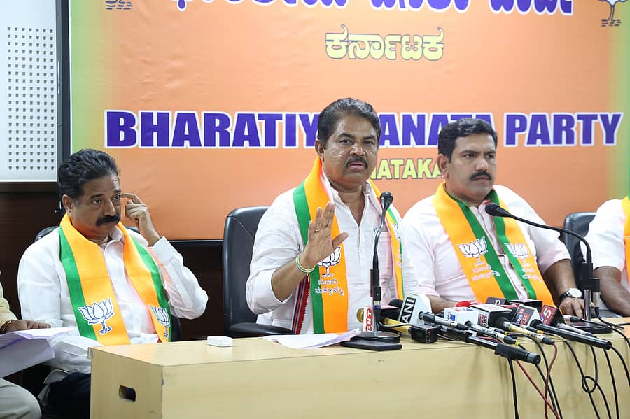 ವಿಧಾನಸಭೆ ವಿರೋಧಪಕ್ಷದ ನಾಯಕ ಆರ್.ಅಶೋಕ ಮತ್ತು ಬಿಜೆಪಿ ರಾಜ್ಯ ಘಟಕದ ಅಧ್ಯಕ್ಷ ಬಿ.ವೈ.ವಿಜಯೇಂದ್ರ ಜಂಟಿ ಸುದ್ದಿಗೋಷ್ಠಿ ನಡೆಸಿದರು. ಮಾಜಿ ಶಾಸಕ ಹರತಾಳ್ ಹಾಲಪ್ಪ ಇದ್ದರು.