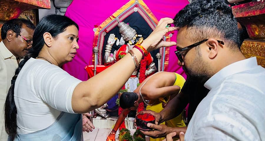 ಲಕ್ಷ್ಮಿ ಹೆಬ್ಬಾಳಕರ್ ಮತ್ತು ಮೃಣಾಲ್ ಅವರು ಮೂಡಲಗಿ ತಾಲ್ಲೂಕಿನ ಕಲ್ಲೋಳಿಯ ಹಣಮಂತ ದೇವರ ದರ್ಶನ ಪಡೆದರು