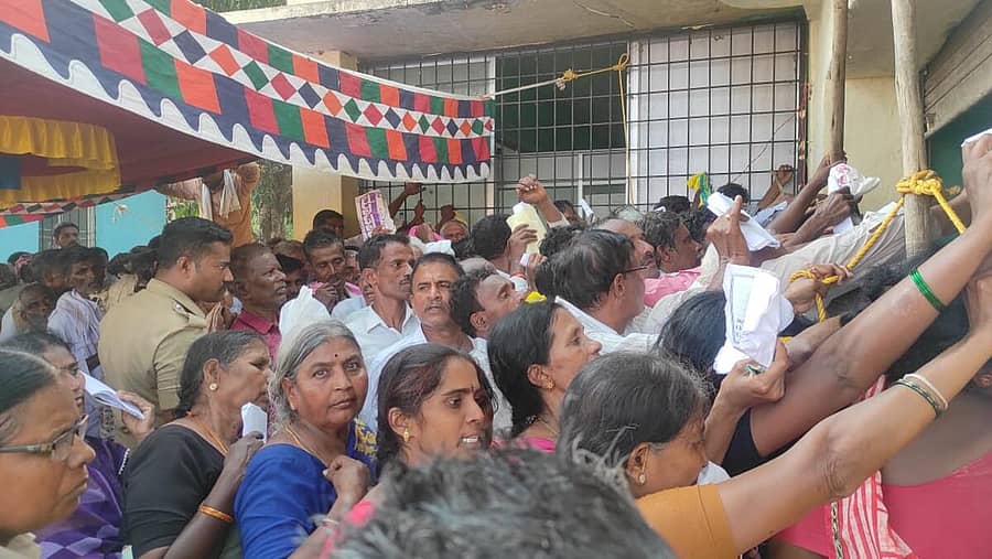 ಚಿತ್ರದುರ್ಗ ಜಿಲ್ಲೆಯ ಹೊಸದುರ್ಗದ ಕೊಬ್ಬರಿ ಖರೀದಿ ಕೇಂದ್ರದಲ್ಲಿ ಸೋಮವಾರ ನೋಂದಣಿಗೆ ಮುಗಿಬಿದ್ದ ರೈತರು