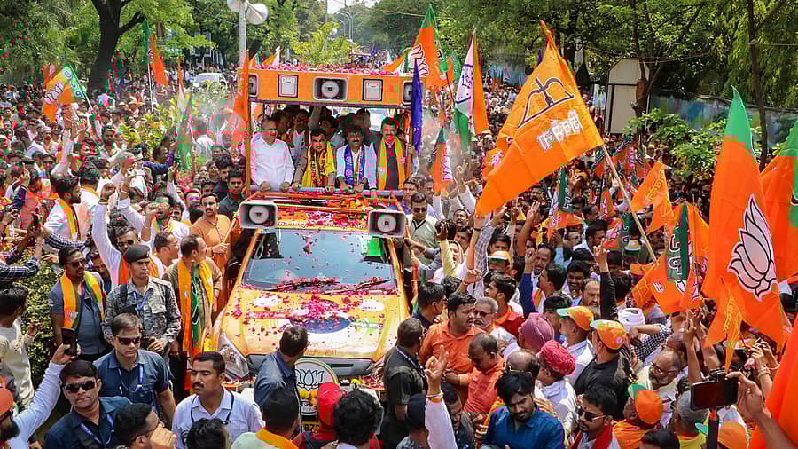 ಕೇಂದ್ರ ಸಚಿವ ನಿತಿನ್ ಗಡ್ಕರಿ ಅವರು ನಾಮಪತ್ರ ಸಲ್ಲಿಸುವುದಕ್ಕೂ ಮುನ್ನ ನಾಗ್ಪುರದಲ್ಲಿ ಬುಧವಾರ ರೋಡ್ ಶೋ ನಡೆಸಿದರು. ಮಹಾರಾಷ್ಟ್ರ ಉಪ ಮುಖ್ಯಮಂತ್ರಿ ದೇವೇಂದ್ರ ಫಡಣವೀಸ್ ಜತೆಗಿದ್ದರು.