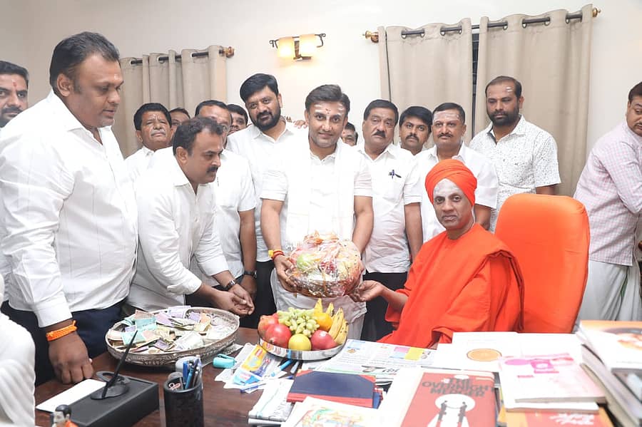 ತುಮಕೂರಿನ ಸಿದ್ಧಗಂಗಾ ಮಠಕ್ಕೆ ಭೇಟಿ ನೀಡಿದ್ದ ಸಿದ್ದಲಿಂಗ ಸ್ವಾಮೀಜಿ ಆಶೀರ್ವಾದ ಪಡೆದ ಡಾ.ಕೆ.ಸುಧಾಕರ್