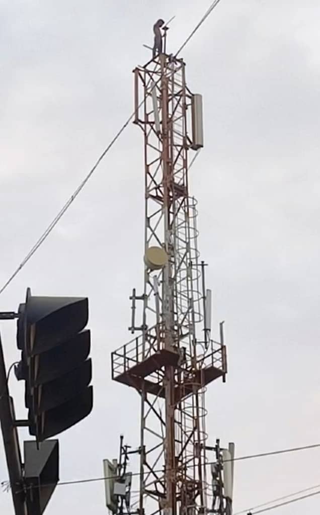 ವಿಜಯಪುರ ಜಿಲ್ಲೆ ಇಂಡಿ ಪಟ್ಟಣದ ಬಿಎಸ್ಎನ್ಎಲ್ ಟವರ್ನ್ನು ತೆಗ್ಗೆಳ್ಳಿ ಗ್ರಾಮದ ಶಂಕರ ಎಂಬುವರು ಹತ್ತಿರುವುದು