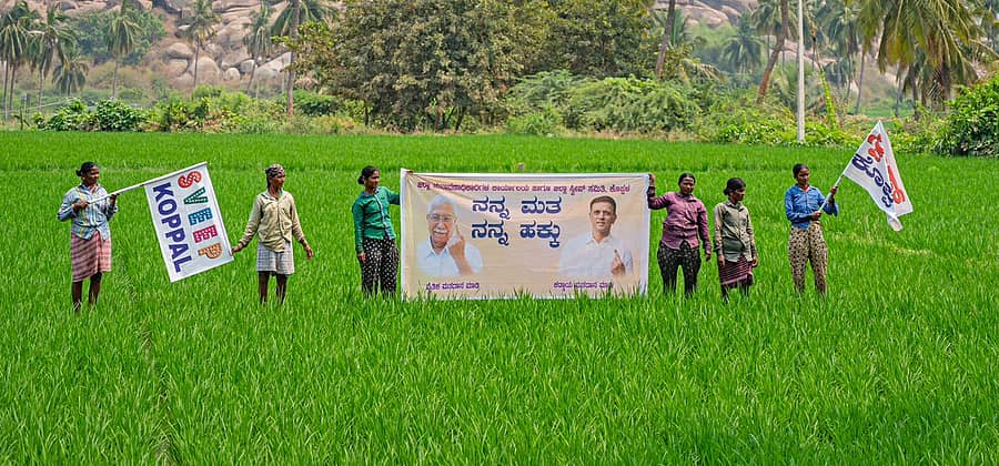 ಕೊಪ್ಪಳ ಜಿಲ್ಲೆಯ ಗದ್ದೆಯೊಂದರಲ್ಲಿ ಮತದಾನದ ಜಾಗೃತಿ ಮೂಡಿಸುತ್ತಿರುವ ರೈತರು