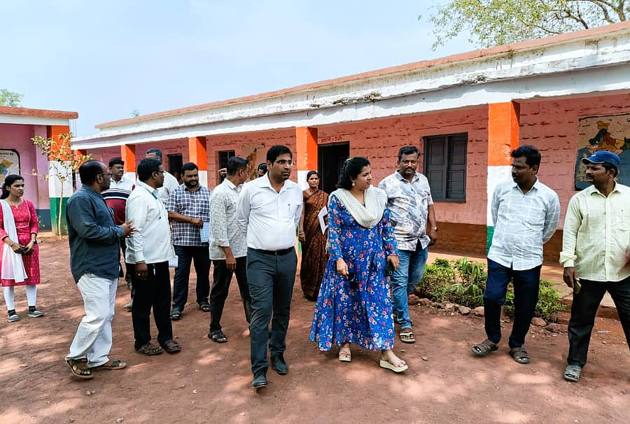 ಅಫಜಲಪುರ ತಾಲ್ಲೂಕಿನ ಮದರಾ(ಬಿ) ಗ್ರಾಮದಲ್ಲಿ ಸೋಮವಾರ ಜಿಲ್ಲಾಧಿಕಾರಿಯವರು ಲೋಕಸಭೆ ಚುನಾವಣೆಯ ನಿಮಿತ್ಯವಾಗಿ ಮತಗಟ್ಟೆಗಳನ್ನ ಪರಿಶೀಲನೆ ಮಾಡಿದರು