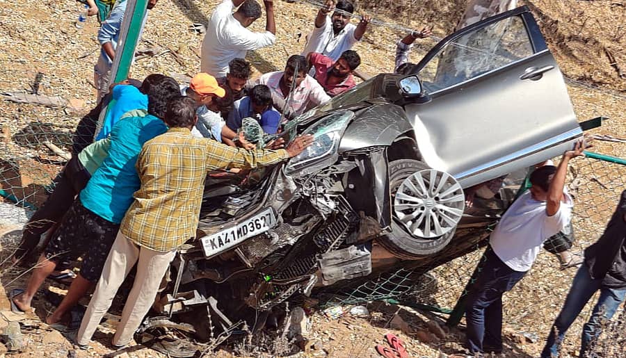 ಶ್ರೀರಂಗಪಟ್ಟಣ ತಾಲ್ಲೂಕಿನ ಟಿ.ಎಂ. ಹೊಸೂರು ಗೇಟ್‌ ಬಳಿ ಬುಧವಾರ ಮಧ್ಯಾಹ್ನ ಬೆಂಗಳೂರಿನಿಂದ ಮೈಸೂರಿಗೆ ತೆರಳುತ್ತಿದ್ದ ಕಾರು ಮಗುಚಿರುವುದು.